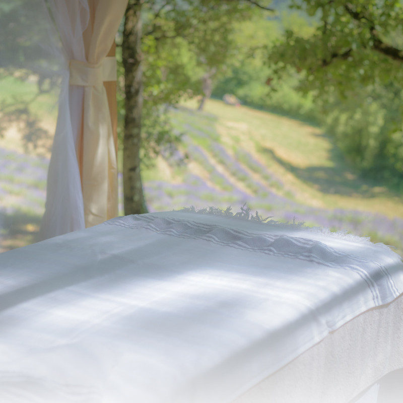 Massage relaxant, dans les champs de Lavande